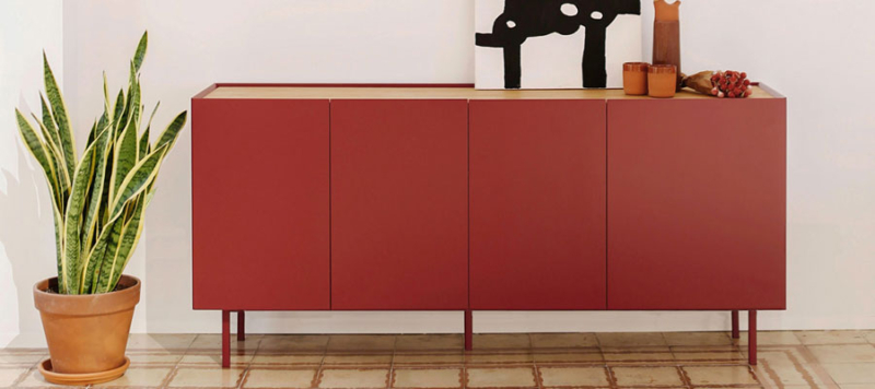Teulat red console with wooden top and accessories in the living room.